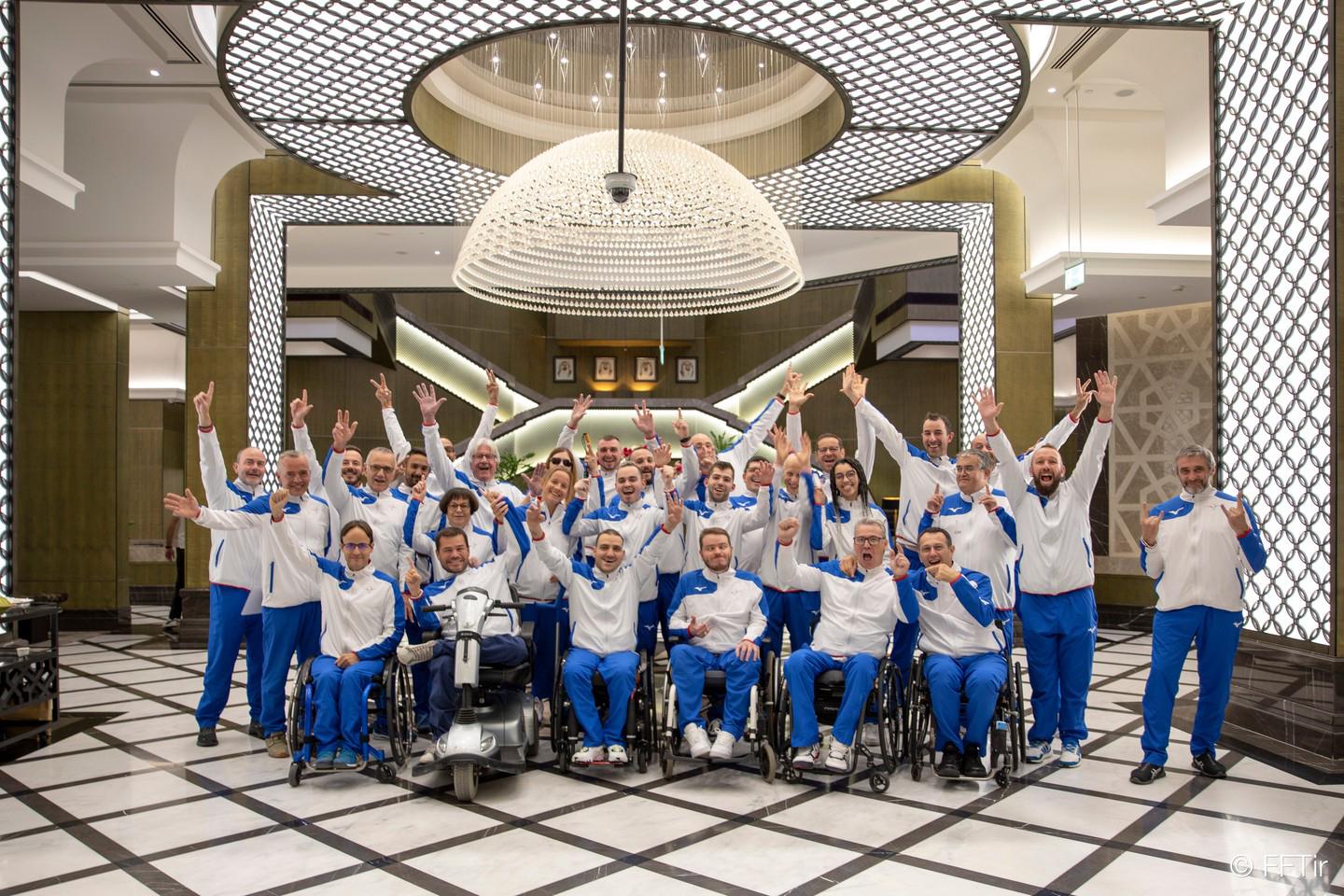 Photo: photo de l'Equipe de France au complet, avec les mains levées.

Photo: photo of the full French team, with hands raised.