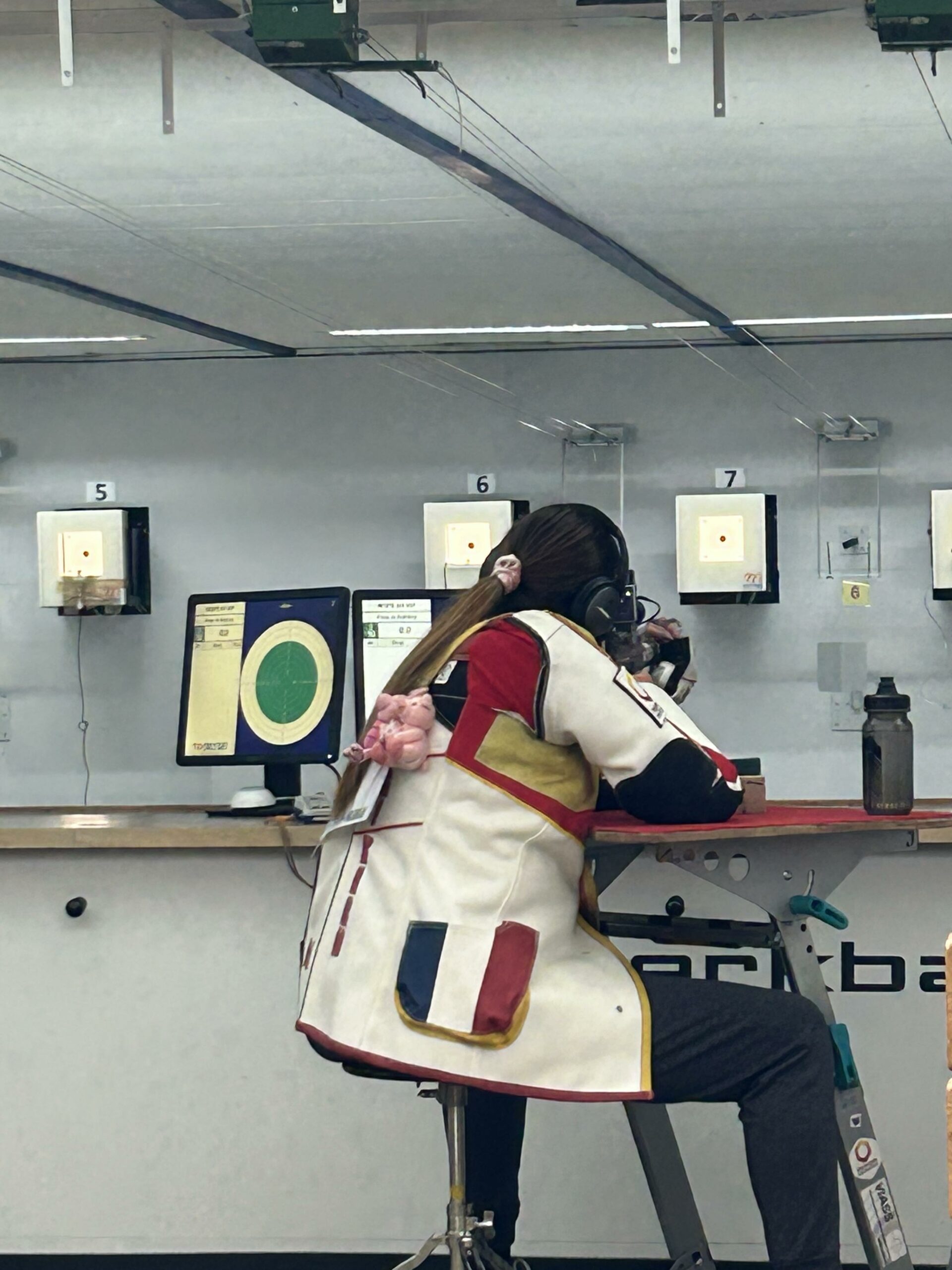 Photo: ISCH 2023 Hannover - Christelle Girard en position de tir VI Prone lors des qualifications.
Photo: ISCH 2023 Hannover - Christelle Girard in VI Prone shooting position during qualifying.