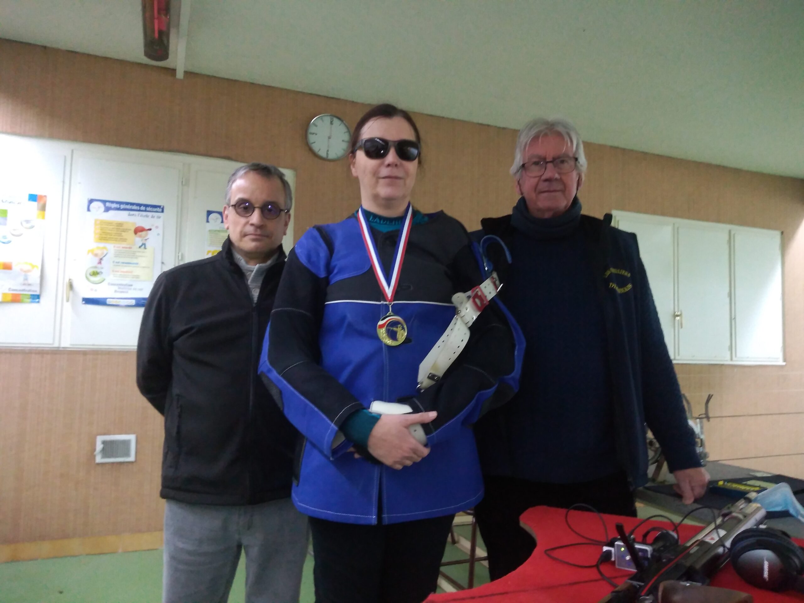 Photo: Chrsitelle Girard en tenue de tir avec la médaille d'Or des championnat de Côte d'Or avec Laurent Boudriot et Maurice Mastier.

Photo: Christelle Girard in shooting gear with the Gold medal from the Côte d'Or championship with Laurent Boudriot and Maurice Mastier.
