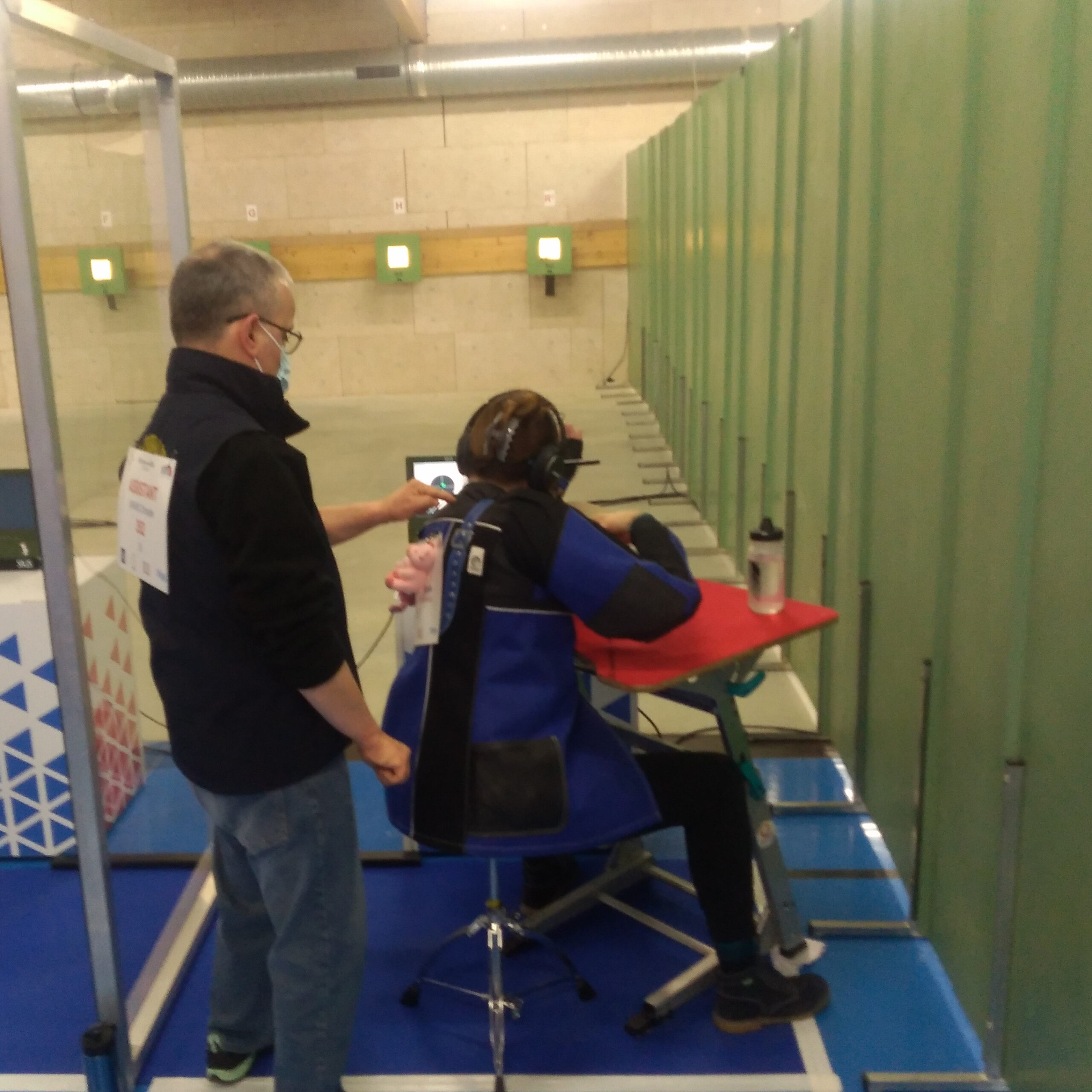 photo: Christelle Girard en position de tir VI Prone au CNTS à Châteauroux avec Laurent Boudriot en assistant.

photo: Christelle Girard in VI Prone shooting position at CNTS in Châteauroux with Laurent Boudriot as assistant.